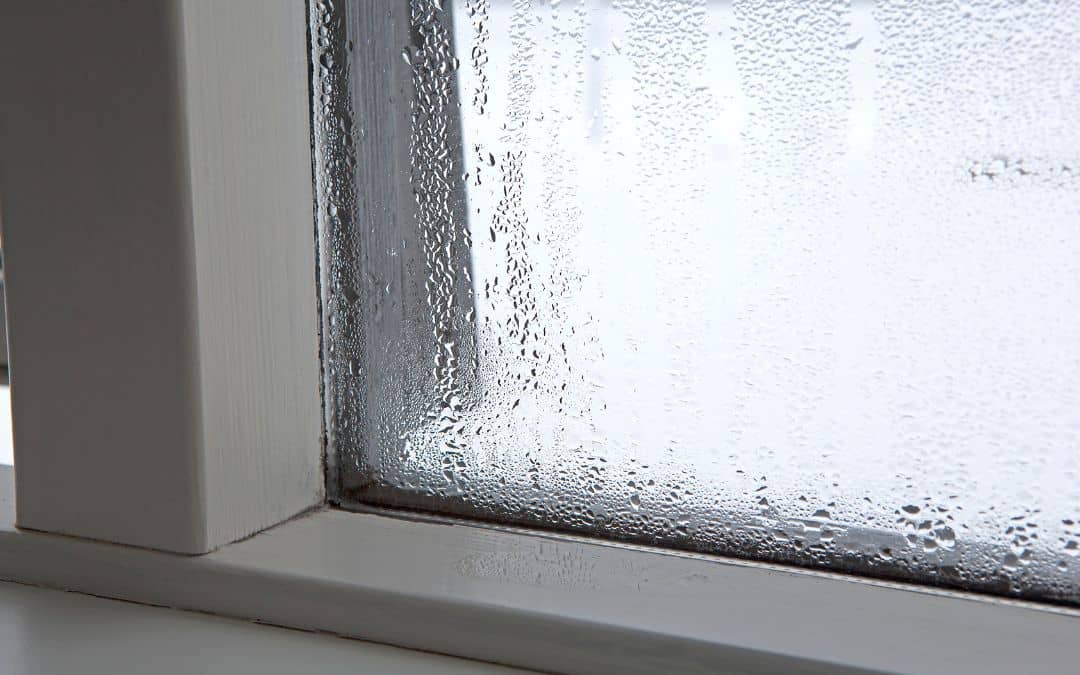 condensación de humedad en ventana por lluvias