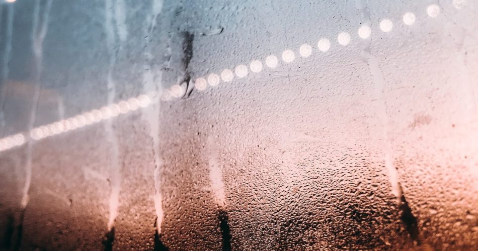 Humedad en el cristal de una ventana