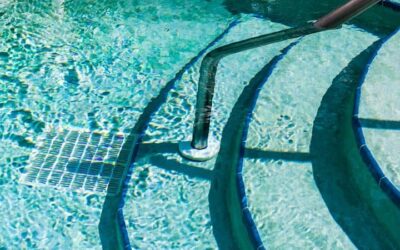 Cómo mantener limpia el agua de la piscina