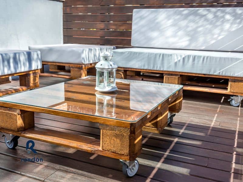 Transforma palets de madera en muebles elegantes para tu jardín